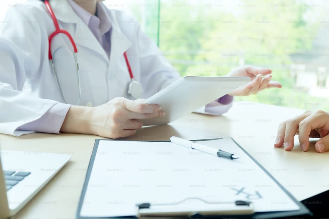 A IA que promete salvar os médicos da papelada: e nós, pacientes?