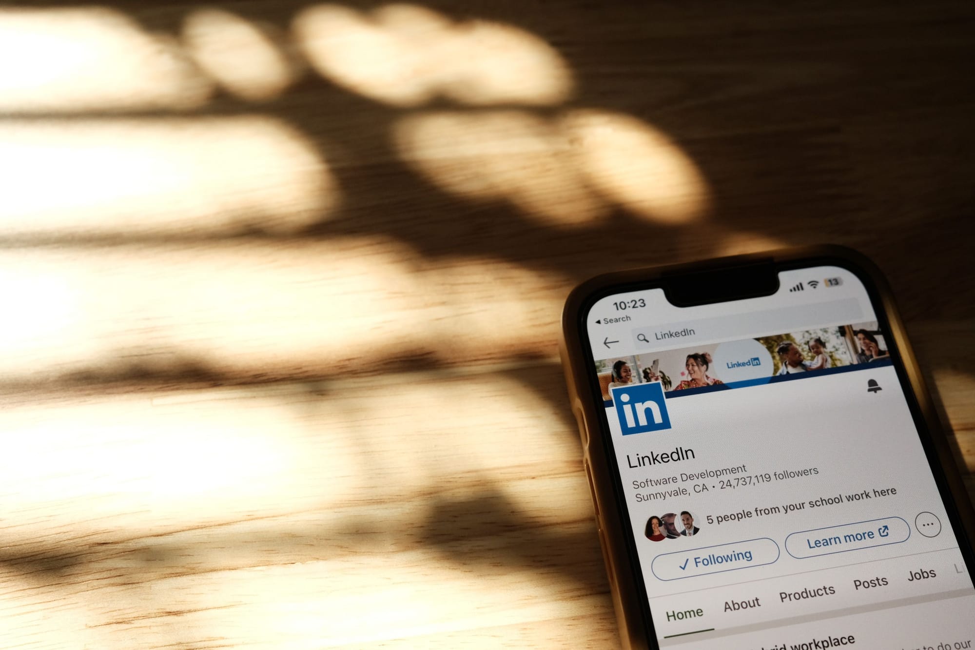 LinkedIn agora tem botão de denúncia para 'porcaria' de IA: o que isso significa para seu emprego?