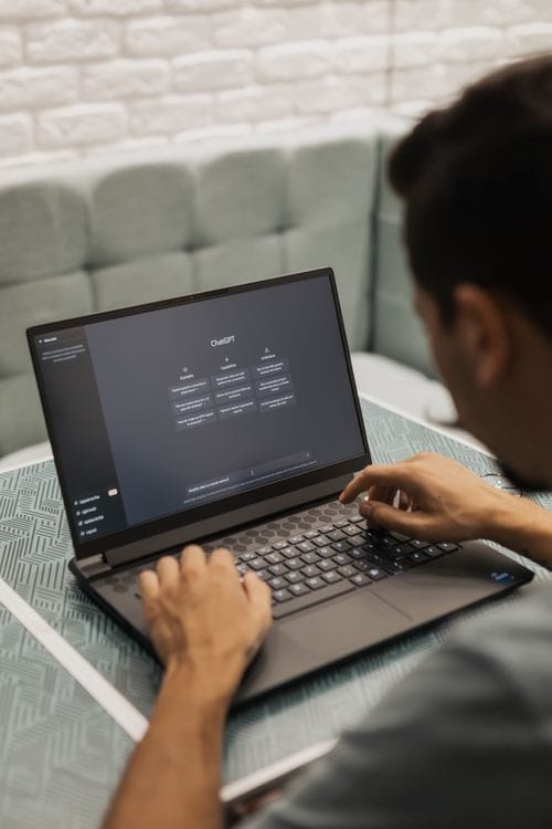 OpenAI e parceiros vão ensinar IA a 1.000 pequenos negócios — e você pode aprender também