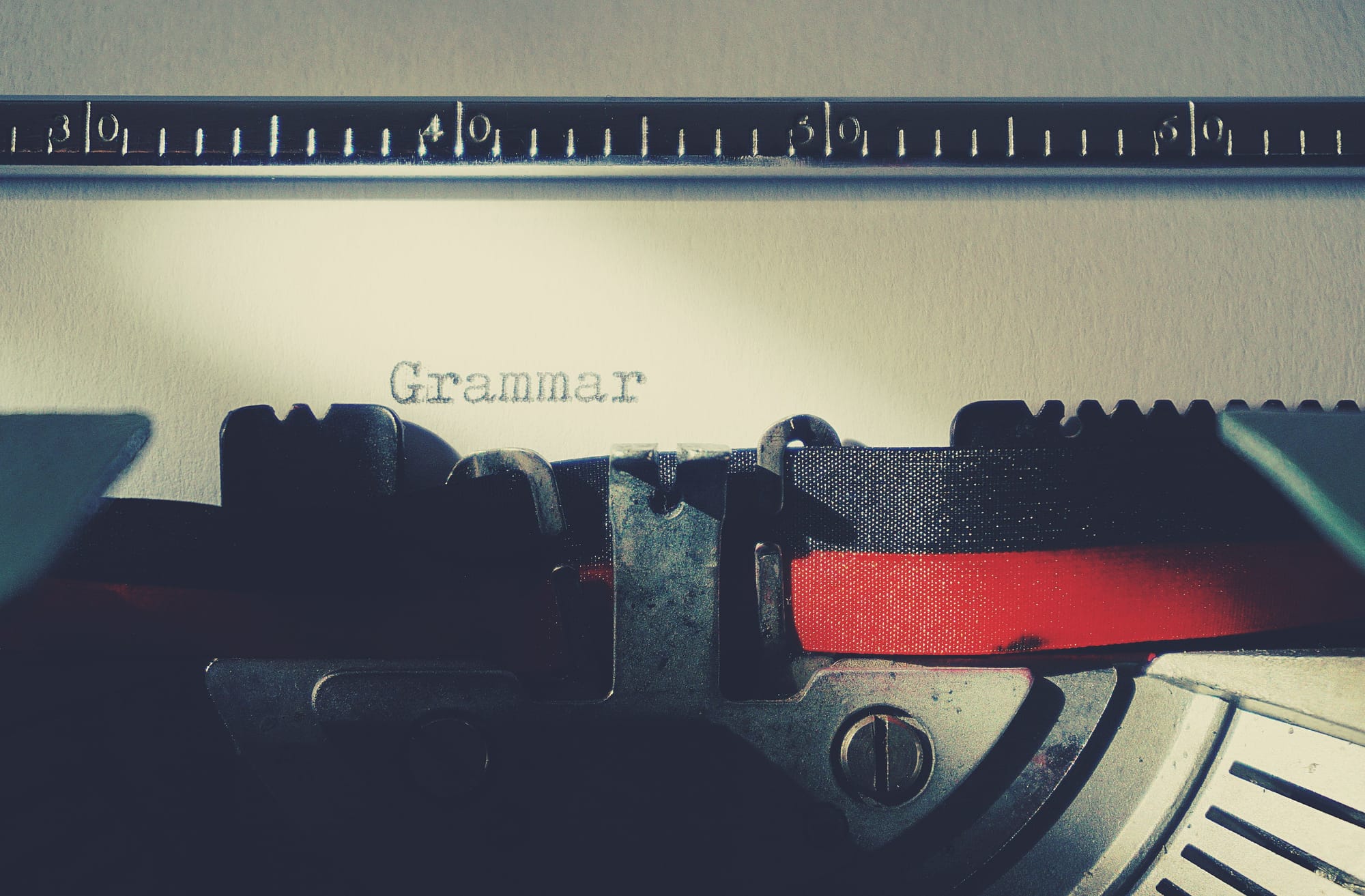 IA escrevendo comentários falsos: o que a operação 'Bad Grammar' tem a ver com você?