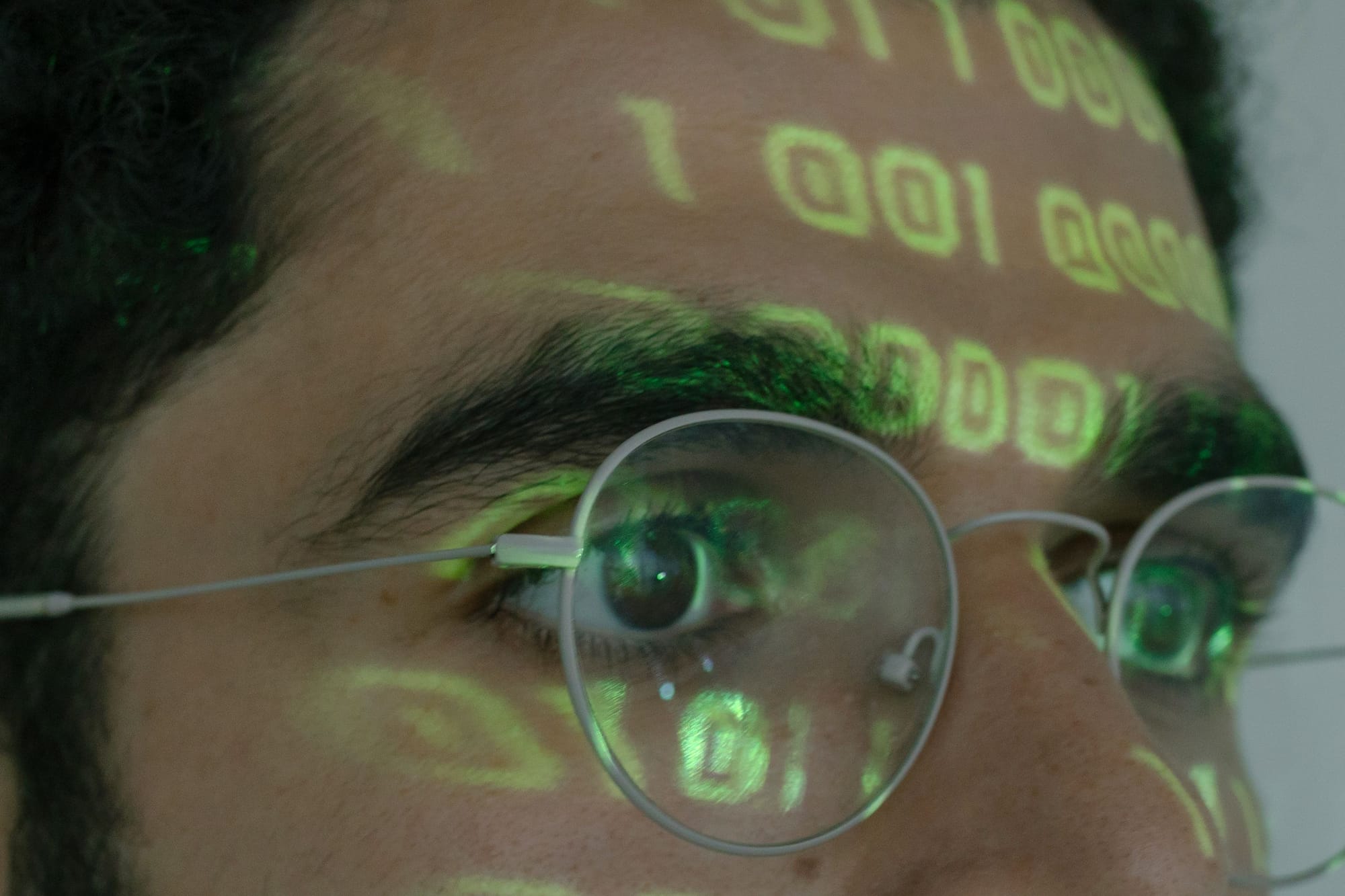 OpenAI bane contas iranianas que usavam IA para espalhar desinformação