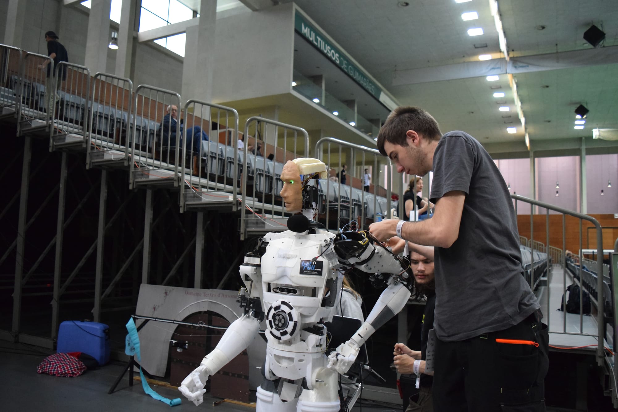 OpenAI bane contas que usaram IA para criticar organização: lições e ferramentas para uso ético