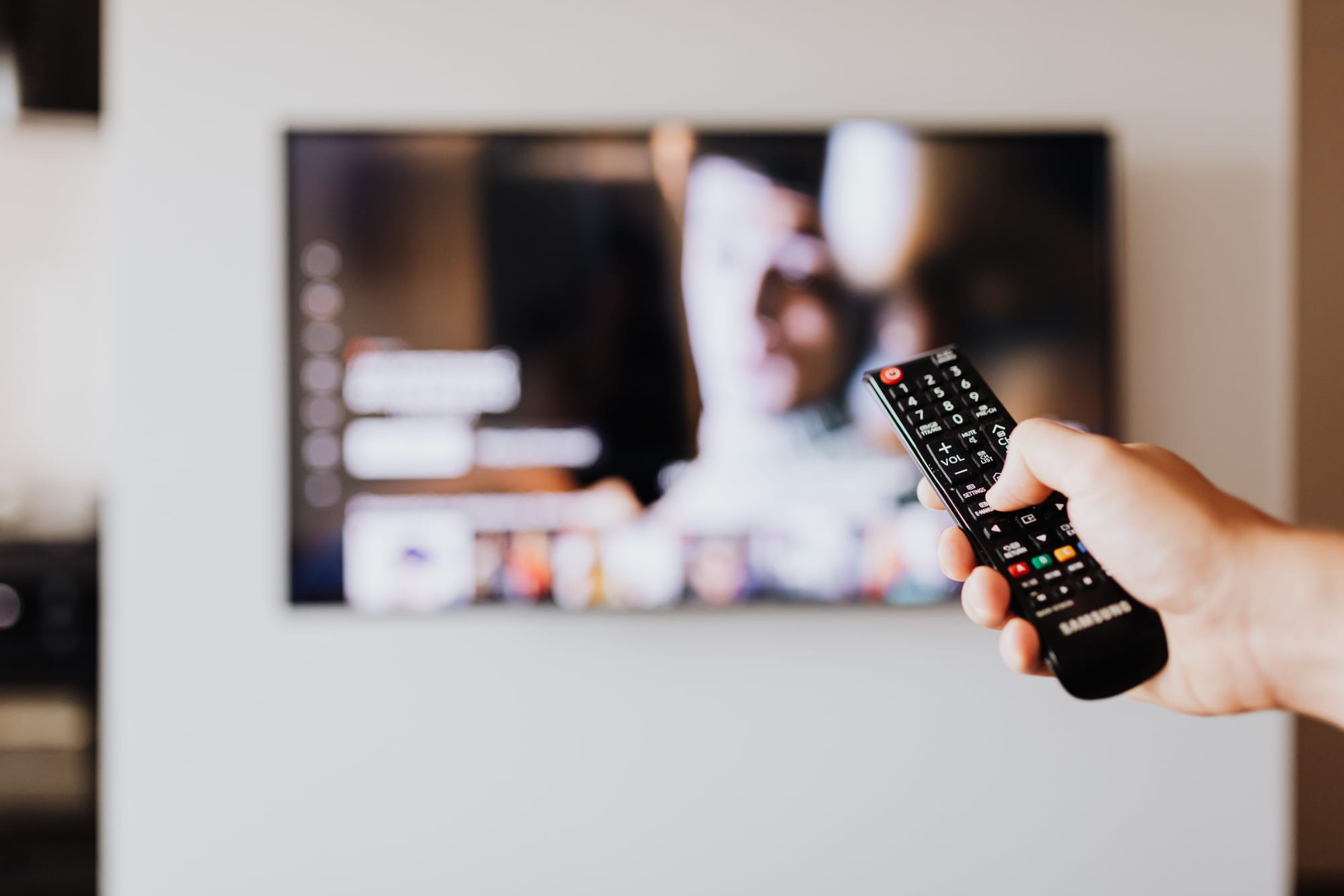 Roku aposta em canal de IA: o fim da curadoria humana?